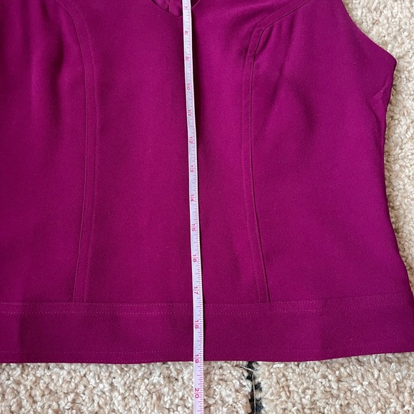 Banana republic fuchsia sleeveless v neck work top - Picture 3 of 8